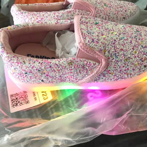 New girls sparkly light up sneakers - Picture 2 of 2